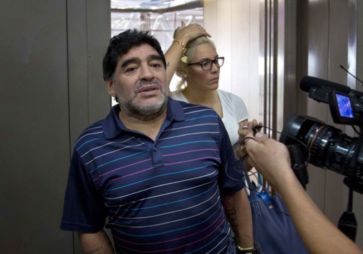 Sve za okončanje višedecenijskog rata: Maradona ponovo u kopačkama