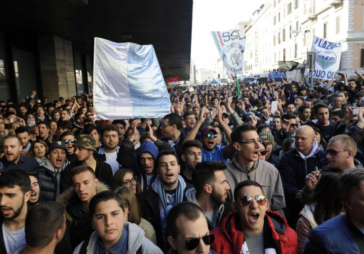 Fešta u Rimu: Vatreni doček igrača Lazija po povratku iz Napulja