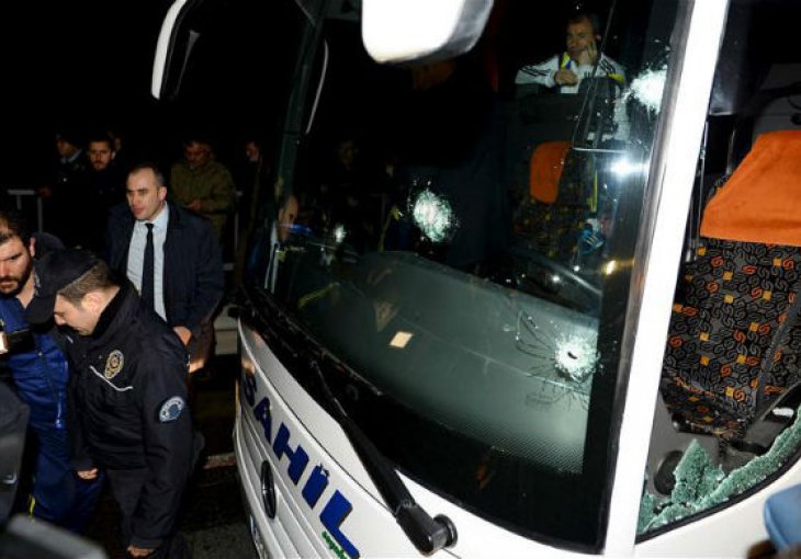 Novi neredi u Turskoj: Navijači Burse napali autobus sa igračima Fenera