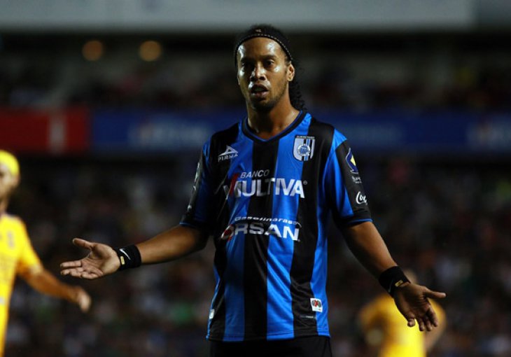 Ronaldinho ne može bez starih navika: Brazilac izbačen iz tima