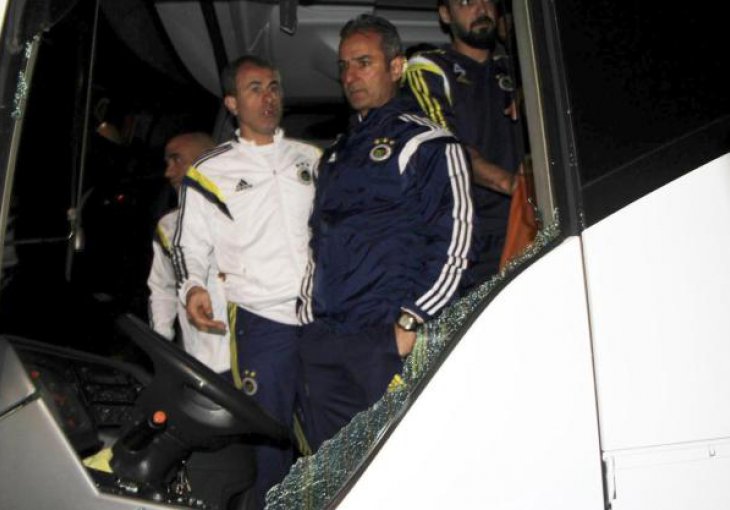 Nova sramota u Turskoj: Huligani napali igrače Fenerbahčea