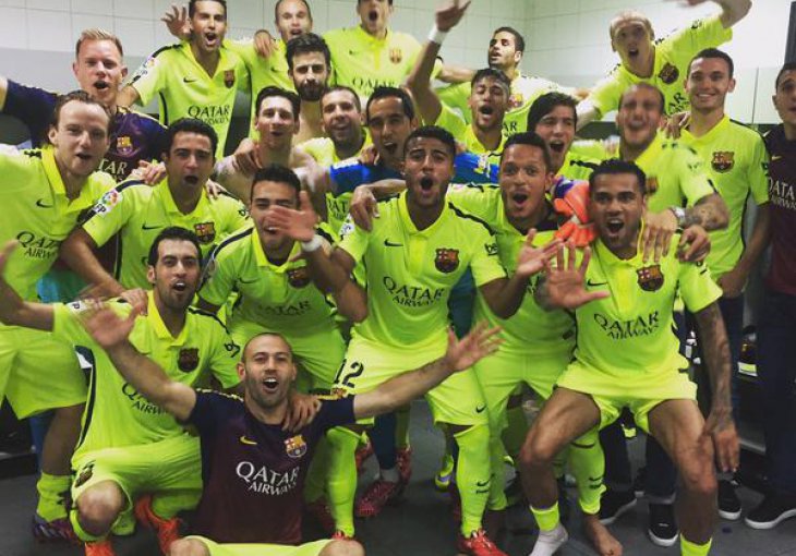 LIVE IZ SVLAČIONICE: Ovako igrači Barcelone slave titulu, Dani Alves u deliriumu