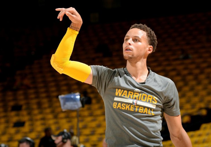Curry nevjerovatnim košem upozorio Jamesa i Cavse