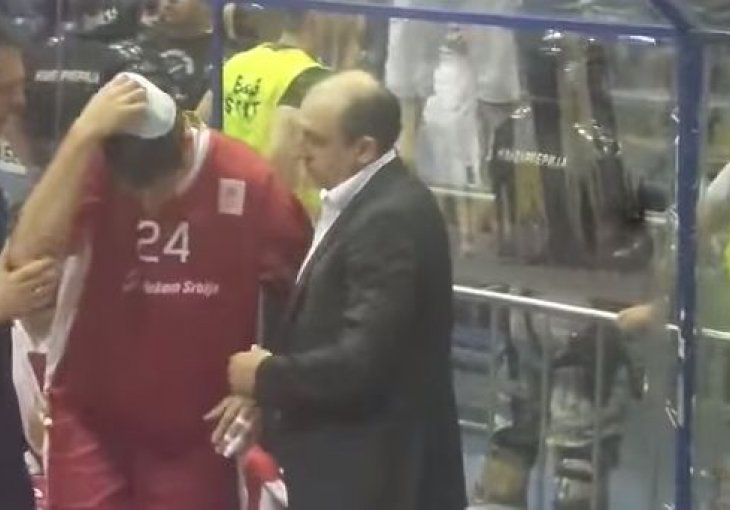 Klasičan beogradski derbi: Navijači divljali, igraču razbijena glava, Vujošević u elementu