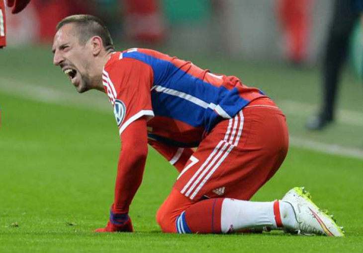 Ribery osam sedmica van terena