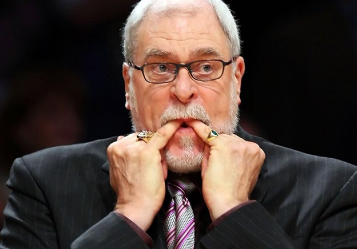 Phil Jackson: James pravi korake svaki put kada dotakne loptu