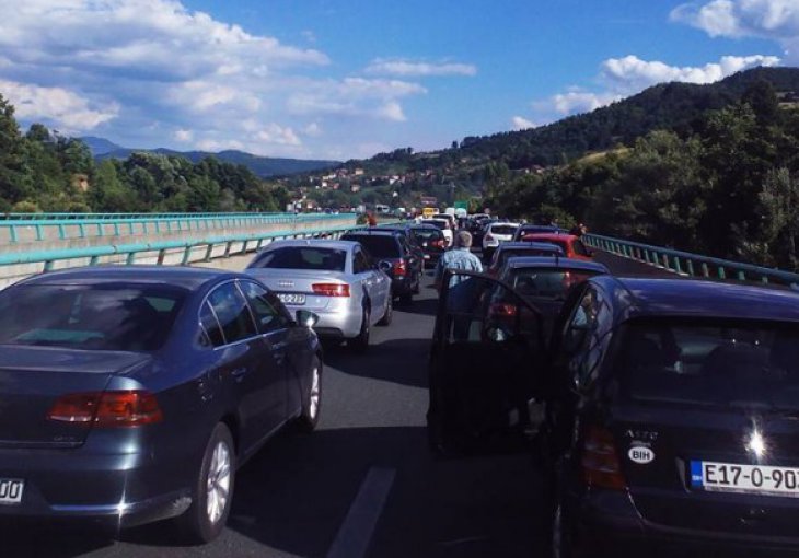 Velika kolona na ulazu u Sarajevo: Pretresanje navijača Lecha