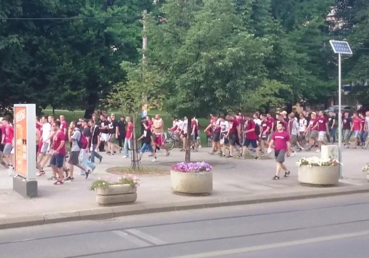 Ovako izgleda korteo navijača FK Sarajevo: Sarajevske ulice u bordo boji!