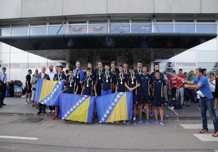 Zlatni košarkaši gromoglasnim aplauzom dočekani na sarajevskom aerodromu