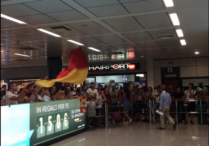 Ludnica na aerodromu u Rimu: Navijači Rome u transu, stiže Edin Džeko