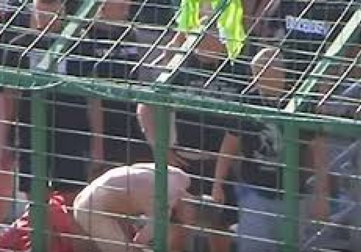 Nevjerovatno: Za kaznu morao da se skine go i pjeva protivničke pjesme(VIDEO)