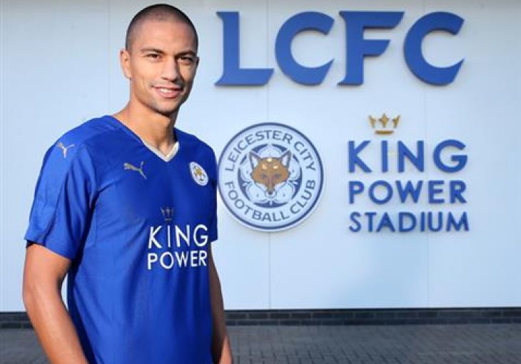 Inler i službeno novi fudbaler Leicestera
