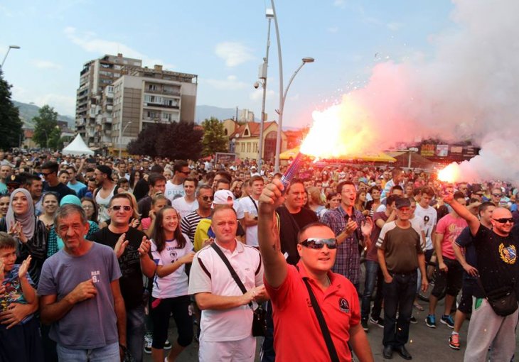 (FOTO) Hiljade ljudi na ulicama Zenice: Tuka je ponos BiH!