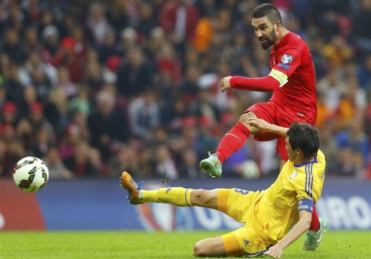 (VIDEO) Nizozemci nervozni: Krivac, Arda Turan! 