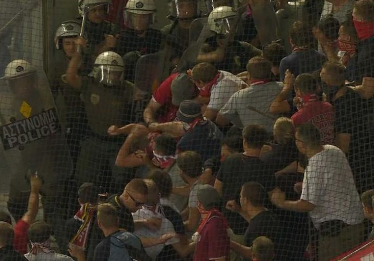 Neredi u Grčkoj: Brutalna tuča navijača Bayerna i policije