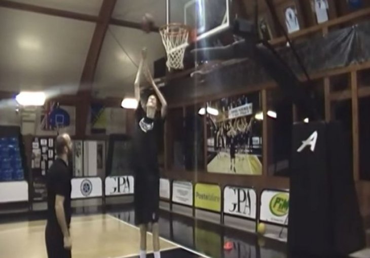 (VIDEO) Košarkaški div: Ima 15 godina i visok je 229 cm!