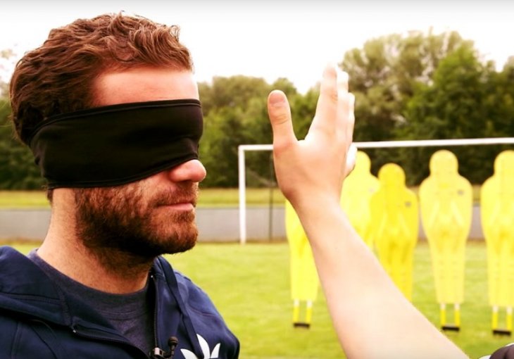Čarobnjak: Juan Mata izvodi slobodne udarce s povezom na očima! 