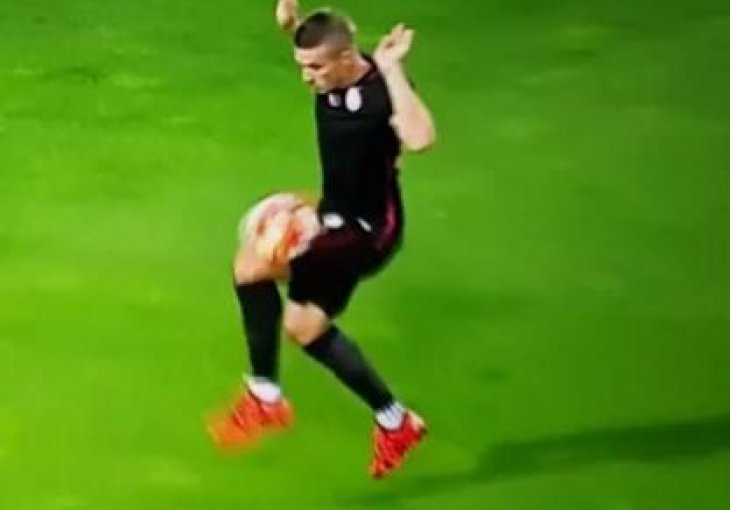 Sudija, pa da li si čorav? Podolski primio loptu rukom, pa postigao golčinu (VIDEO)