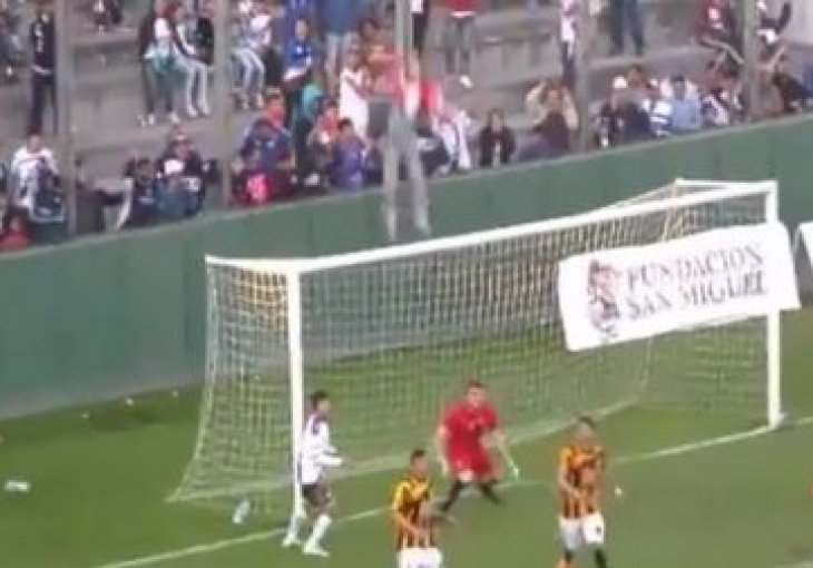 (VIDEO) Nevjerovatan snimak iz Argentine: Navijač pao s neba na teren i preživio!?