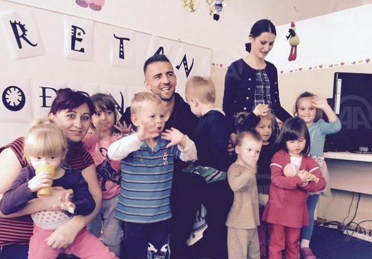 Nogometaš velikog srca: Vedad Ibišević posjetio vrtić u Potočarima