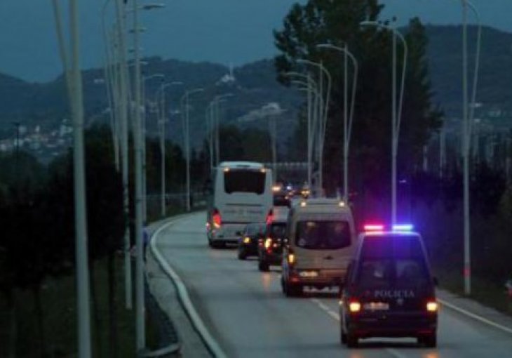 (FOTO) Strašna atmosfera: Pogledajte kako su igrači Srbije prošli kroz Tiranu! 