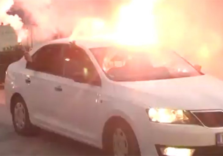 (VIDEO) Počela ludnica u Albaniji: Navijači ispaljuju bengalke, helikopter nadlijeće grad!