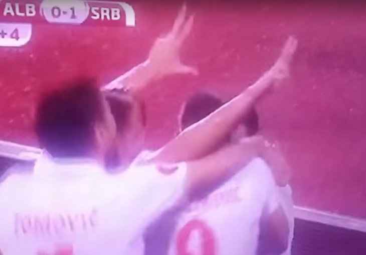 Ovo je naljutilo sve prisutne sa stadionu: Evo ko je proslavio gol sa tri prsta!