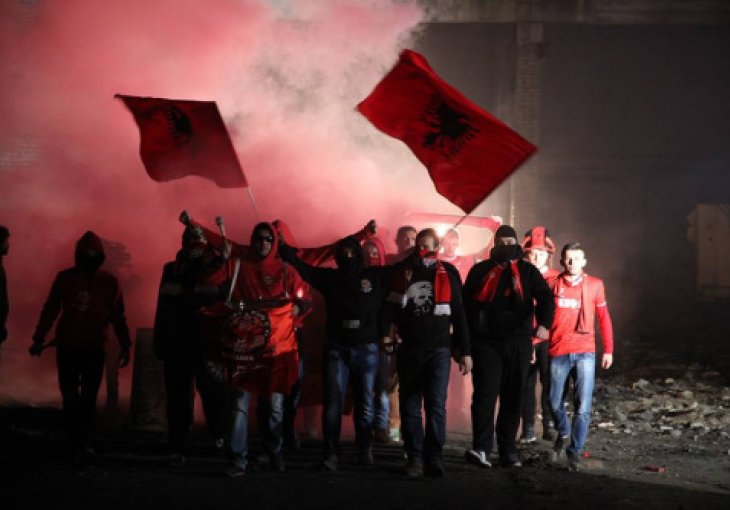 Tirana je sinoć gorila: Zapaljena je i srpska zastava! (FOTO)