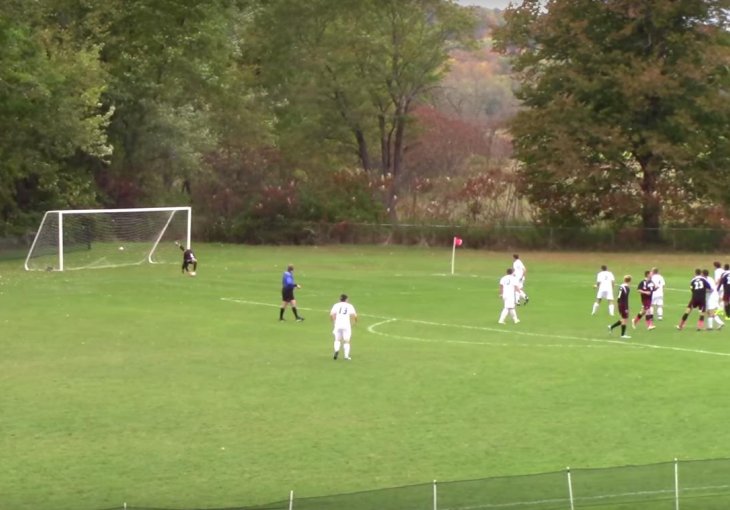 Ovo nikada ranije nije viđeno: Izveo salto iz auta i postigao gol