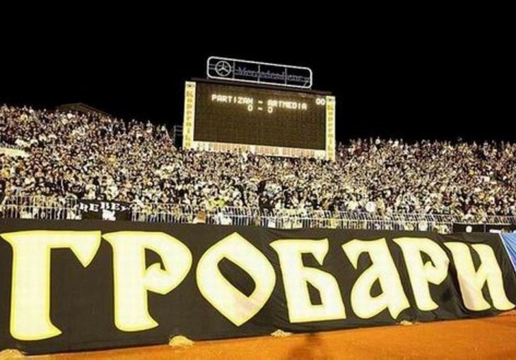 Navijači Partizana ujedinjeni: Orilo se 'Kosovo - Srbija!' na stadionu 