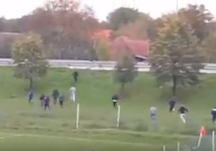Samo na Balkanu: Navijač udario igrača, domaćini ga onda jurili preko livada! 