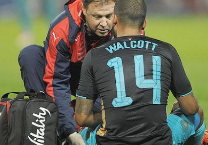 Chamberlain i Walcott propuštaju tri utakmice