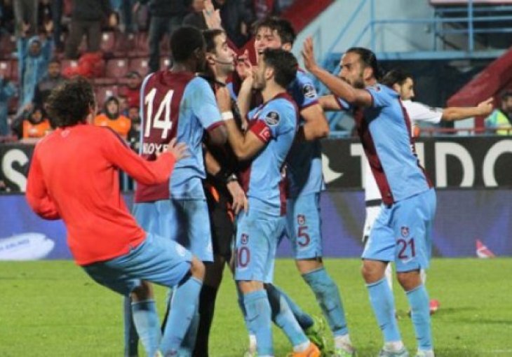 Klub zarobio sudije na stadionu: Oslobođeni tek nakon reakcije predsjednika države