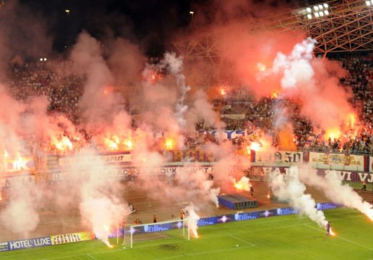 Torcida vjerovatno na najluđi mogući način unosi pirotehniku na stadion