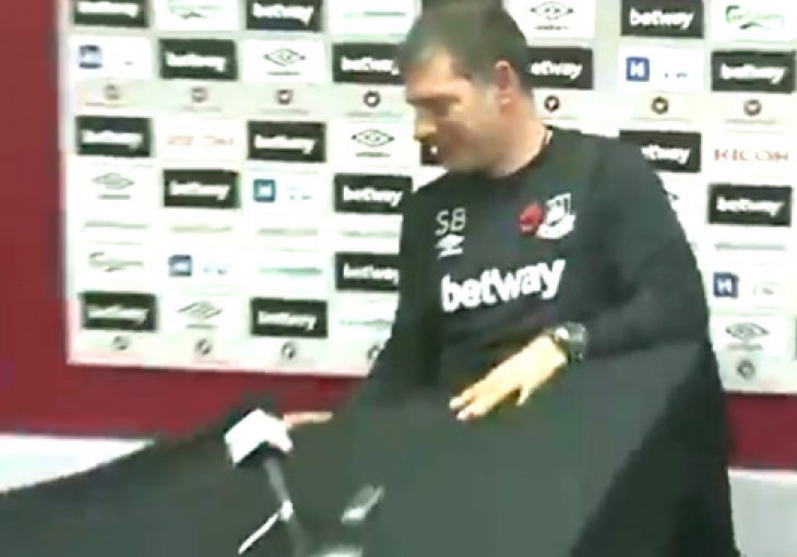 Incident na press konferenciji: Pukao stol za kojim je sjedio Slaven Bilić