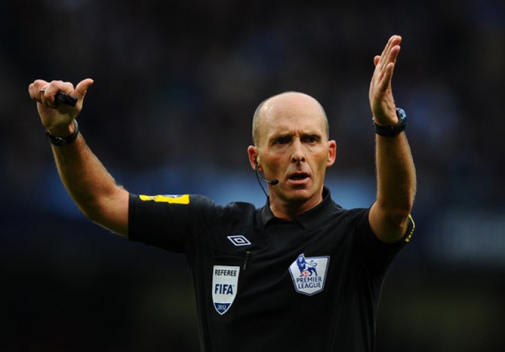 Mike Dean ponovo u ''elementu'': Cijeli Otok bruji o njegovom potezu  