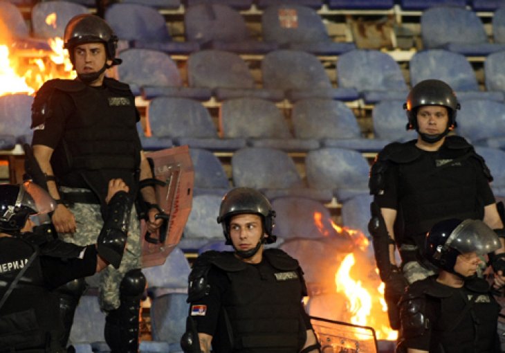 Policajci pronašli sumnjiv objekat ispred stadiona u Hannoveru