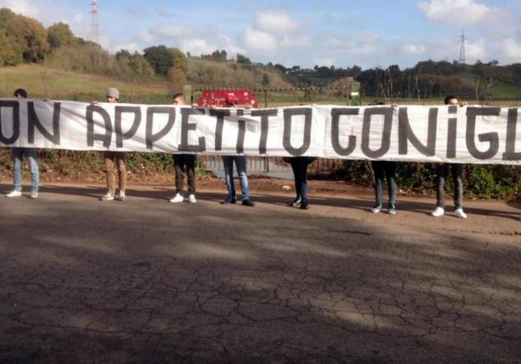 Navijači Rome donijeli mrkvu u trening kamp: 
