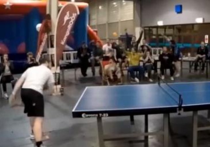 Ovako izgleda stoni tenis, koji se igra sa fudbalskom loptom