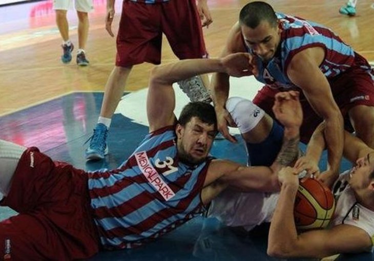 Stipanović ubacio 15 poena, ali i pokosio sudiju