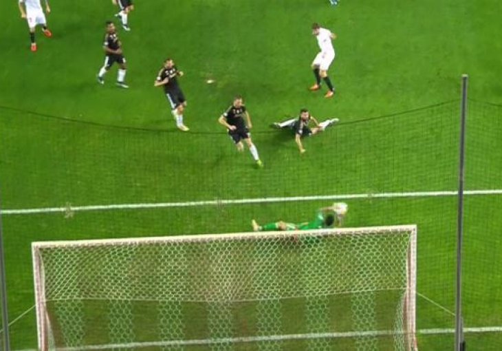 Fantastična odbrana Buffona, fudbaleri Seville u nevjerici