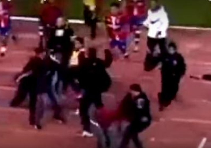 Masovna tuča: Ovako izgleda kada fudbaleri i treneri zamjene uloge sa huliganima!
