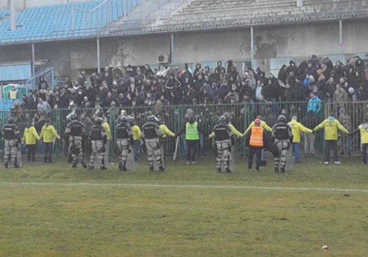 Navijači Partizana pokušali ući na teren i igračima skinuti dresove