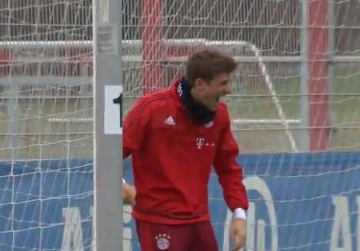 Thomas Muller izgubio na crossbar izazovu, evo kako je kažnjen