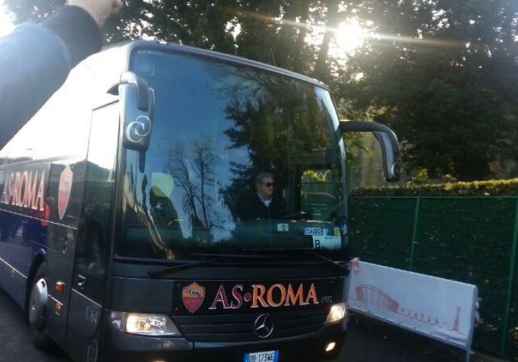 Nezadovoljstvo sve veće: Navijači jajima gađali fudbalere Rome