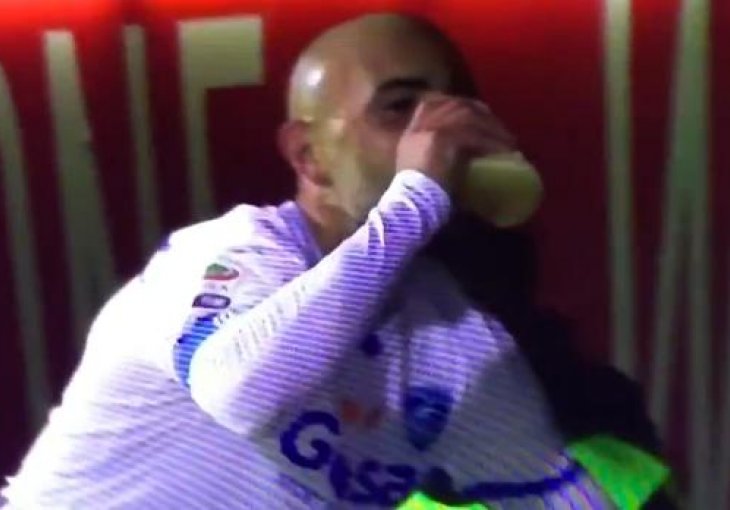 Ono kad se zaneseš: Postigao gol i proslavio ga gutljajem pive