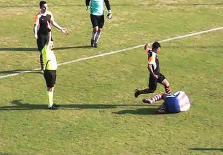 Užas u Turskoj: Faulirao igrača, dobio crveni, a onda se vratio i nabio ga nogom u glavu