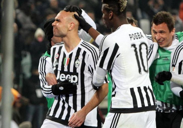 Premierligaši nude milionske ponude za Zazu, Juventus odbija