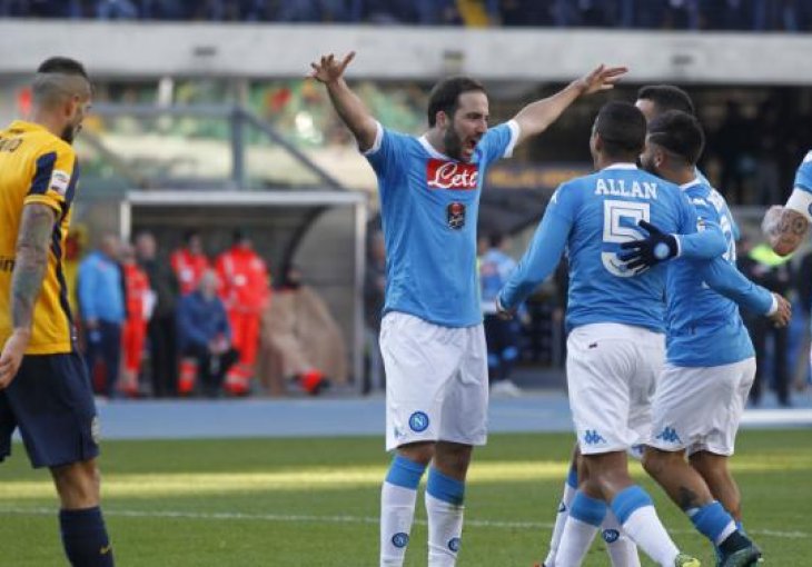 Napoli 'petardom' počastio Frosinone i postao lider