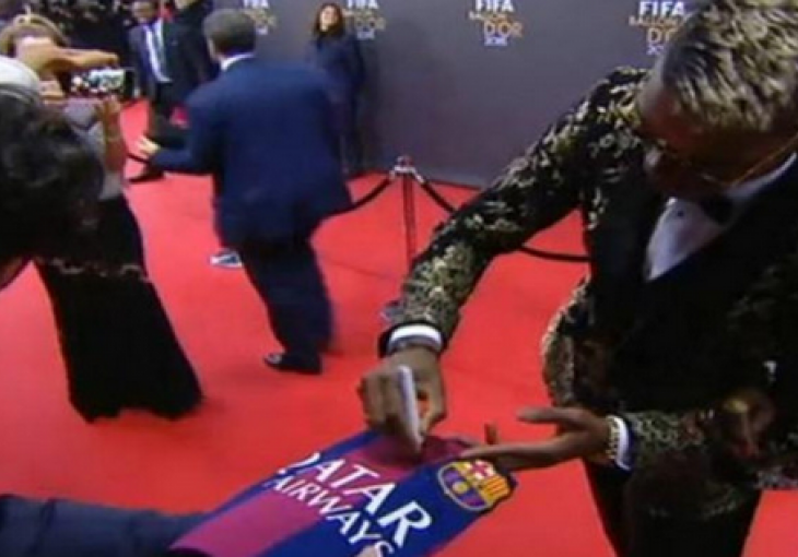 Pogba uhvaćen na djelu: Potpisivao dres Barcelone